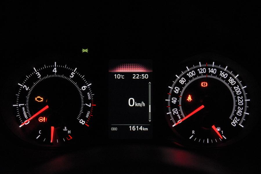 Панель приборов Toyota Yaris GRMN 2018 года  (ZA) (фото 24 из 40)